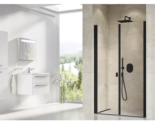 Moderná kúpeľňa so sprchovacím kútom, umývadlom a zrkadlom