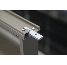 Detailný záber hliníkovej profilovej lišty s upevňovacou pätkou a skrutkami