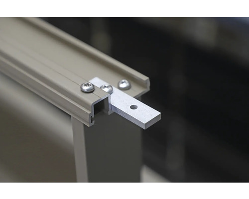 Detailný záber hliníkovej profilovej lišty s upevňovacou pätkou a skrutkami