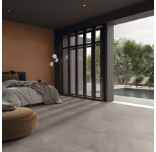 Spálňa s dlažbou a vstupom k bazénu