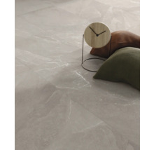 Podlahové dlaždice so vzhľadom mramoru a dekoratívnymi predmetmi.