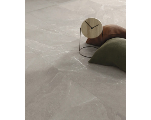 Podlahové dlaždice so vzhľadom mramoru a dekoratívnymi predmetmi.