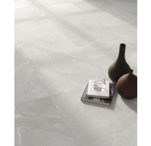 Interiér so svetlou dlažbou s mramorovým vzhľadom