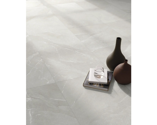 Interiér so svetlou dlažbou s mramorovým vzhľadom