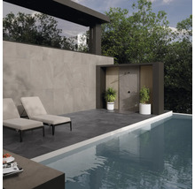 Exteriér s bazénom, lehátkami, vonkajšou sprchou a obloženou stenou