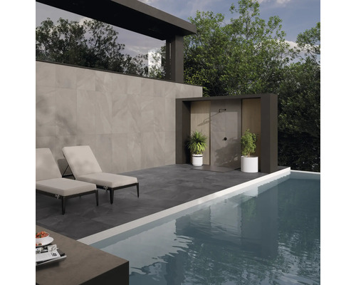 Exteriér s bazénom, lehátkami, vonkajšou sprchou a obloženou stenou