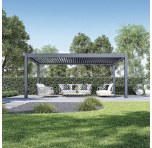 Scéna s pergolou, sedením a záhradnými prvkami vonku