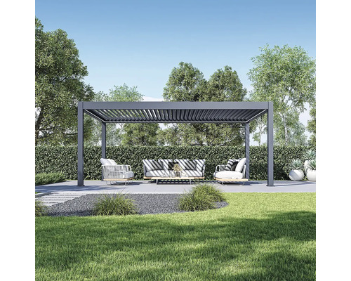 Scéna s pergolou, sedením a záhradnými prvkami vonku