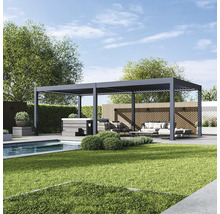 Scéna s modernou pergolou, záhradným nábytkom a bazénom v záhrade.