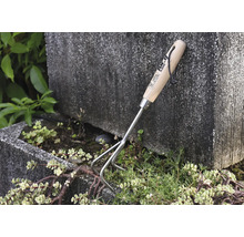 Záhradné náradie s drevenou rukoväťou a tromi hrotmi na prekyprenie zeminy