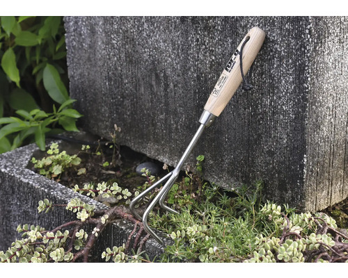 Záhradné náradie s drevenou rukoväťou a tromi hrotmi na prekyprenie zeminy