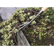 Ručné hrable používané v záhrade