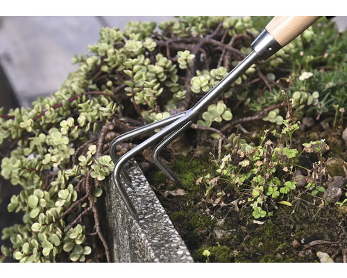 Ručné hrable používané v záhrade