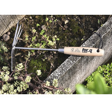 Kultivátor For Q z nehrdzavejúcej ocele s drevenou rukoväťou v záhone