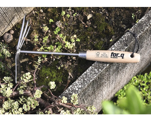 Kultivátor For Q z nehrdzavejúcej ocele s drevenou rukoväťou v záhone