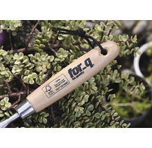 Logo for_q na drevenom záhradnom náradí s pečaťou FSC