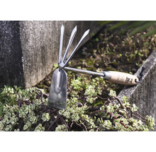 Záhradné náradie s drevenou rukoväťou a kovovou hlavou