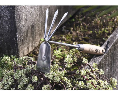 Záhradné náradie s drevenou rukoväťou a kovovou hlavou