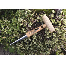 Sádzací kolík z dreva a kovu na rastlinách