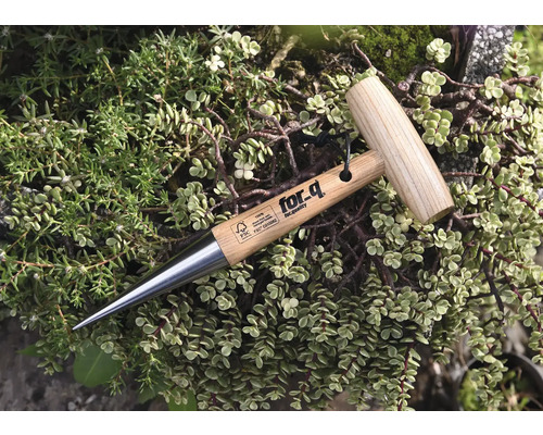 Sádzací kolík z dreva a kovu na rastlinách