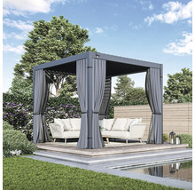 Štvorcová pergola so závesmi a sedením v záhrade