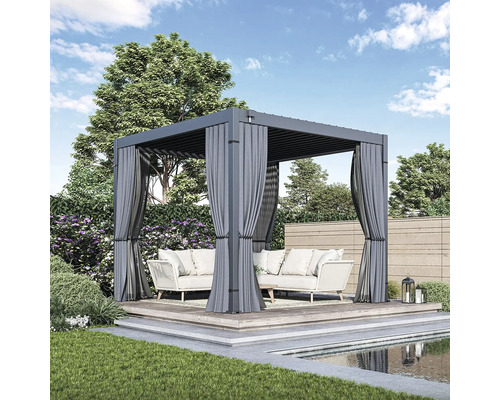 Štvorcová pergola so závesmi a sedením v záhrade