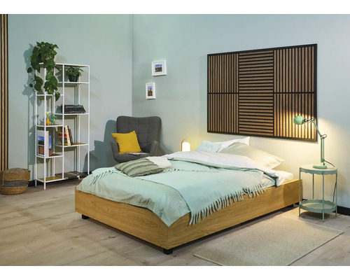 Spálňa s posteľou, nočným stolíkom, kreslom, policou a nástenným panelom