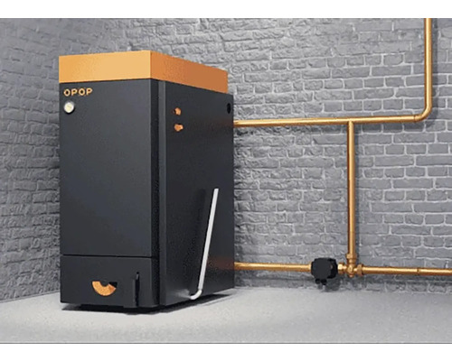 Kotol na tuhé palivá s rúrkami pred tehlovou stenou