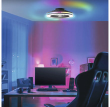 Izba s počítačovým stolom a stropným ventilátorom s osvetlením