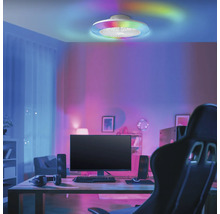 Strop so stropným ventilátorom a LED osvetlením v miestnosti.