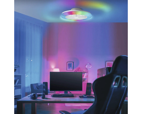 Strop so stropným ventilátorom a LED osvetlením v miestnosti.