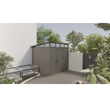 Záhradná scéna s domčekom na náradie, pareniskom a terasou