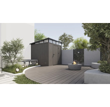 Záhradná scéna s domčekom na náradie, terasou, ohniskom a rastlinami