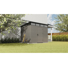 Záhradná búda v záhrade so záhradným náradím