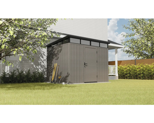 Záhradná búda v záhrade so záhradným náradím