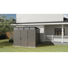 Záhradná skriňa z dreva s dvojkrídlovými dverami a svetlíkom pred domom