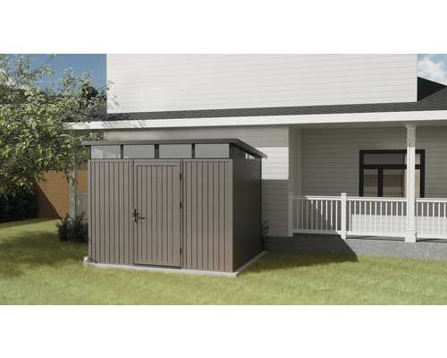 Záhradná skriňa z dreva s dvojkrídlovými dverami a svetlíkom pred domom