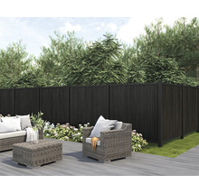 Záhradná scéna s tmavým ochranným plotom, posedením a výsadbou