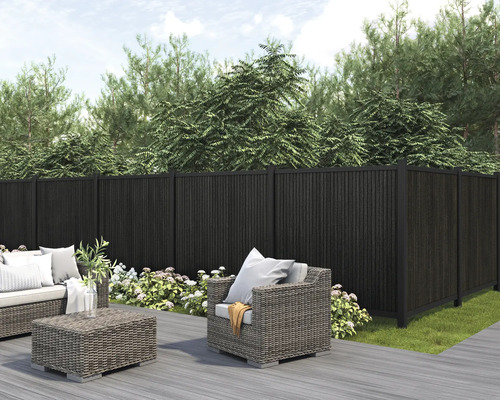 Záhradná scéna s tmavým ochranným plotom, posedením a výsadbou