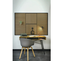 Pracovňa so stolom, stoličkou, akustickým panelom a dekoráciou