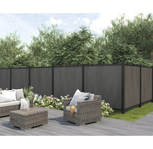 Drevený plot na ochranu súkromia v záhrade s posedením