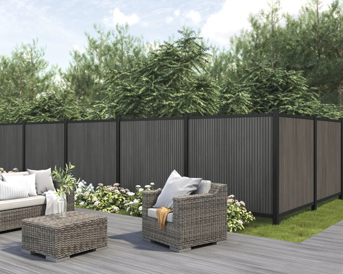 Drevený plot na ochranu súkromia v záhrade s posedením