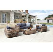 Záhradný nábytok so sedačkou, kreslom a stolom na terase