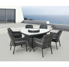 Záhradné sedenie so šiestimi stoličkami, jedálenský stôl so sklenenou doskou a ratanovým výpletom na terase s výhľadom na more