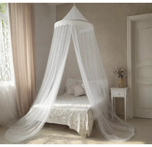 Spálňa s posteľou a baldachýnom proti komárom