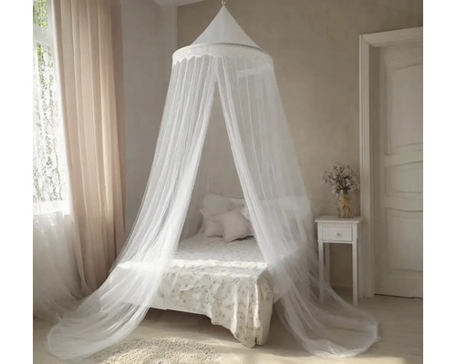 Spálňa s posteľou a baldachýnom proti komárom