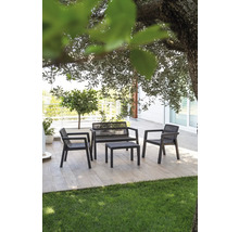 Záhradný nábytok s dvoma stoličkami, lavicou a stolom na terase