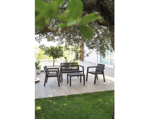 Záhradný nábytok s dvoma stoličkami, lavicou a stolom na terase