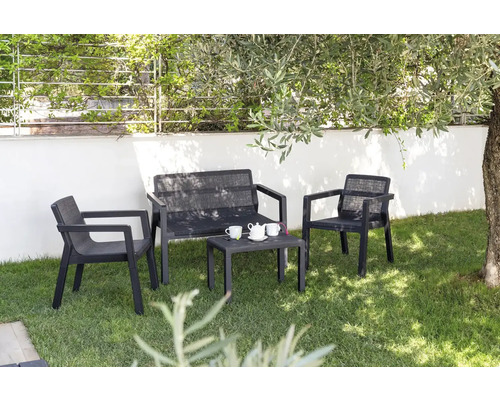 Záhradný nábytok s dvoma stoličkami, dvojmiestnou pohovkou a stolom na trávniku