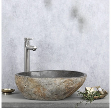 Umývadlo z prírodného kameňa s batériou na poličke s miskou na mydlo a dekoráciou